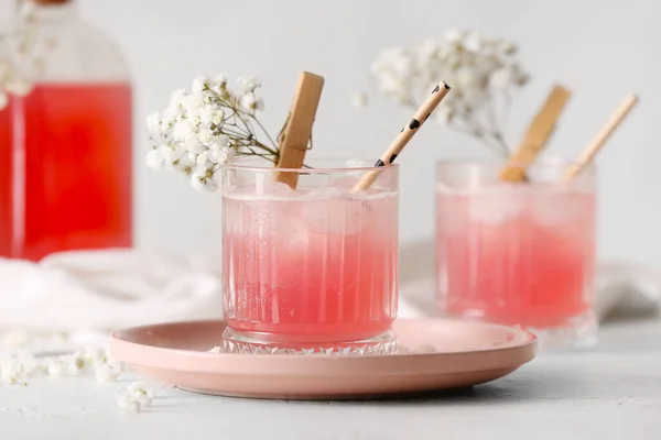 Bicchieri Con Gustoso Cocktail Bellissimi Fiori Gypsophila Sfondo Chiaro — Foto Stock