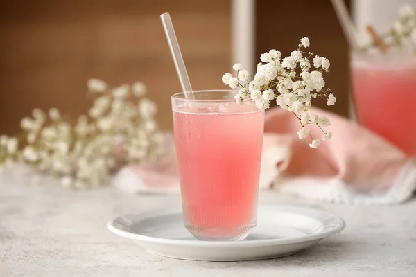 Glas Mit Leckerem Cocktail Und Schönen Zigeunerblumen Auf Dem Tisch — Stockfoto