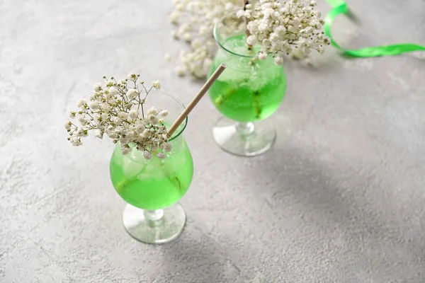 Glasses Tasty Cocktail Beautiful Gypsophila Flowers Light Background — Stock Photo, Image