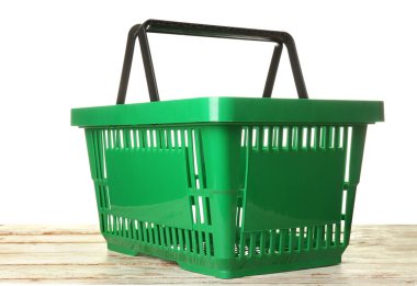 Masada beyaz arka planda alışveriş sepeti