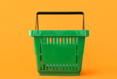 Renkli arka planda alışveriş sepeti