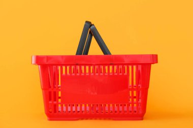 Renkli arka planda alışveriş sepeti