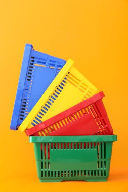 Renk arkaplanındaki alışveriş sepetleri