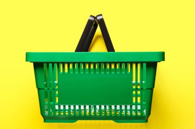 Renkli arka planda alışveriş sepeti