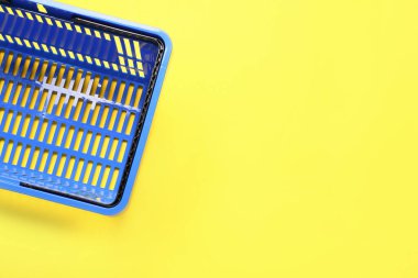 Renkli arka planda alışveriş sepeti