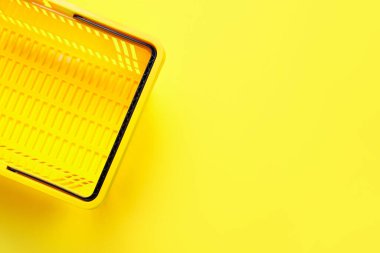 Renkli arka planda alışveriş sepeti