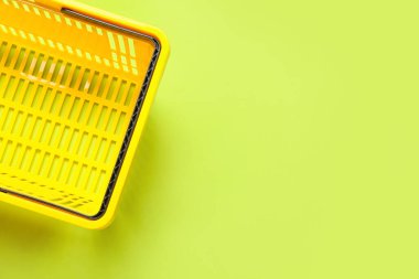 Renkli arka planda alışveriş sepeti