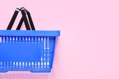 Renkli arka planda alışveriş sepeti