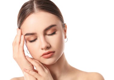 Beyaz arka planda güzel genç bir kadın