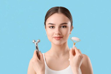 Renkli masaj aletleri olan güzel bir genç kadın.