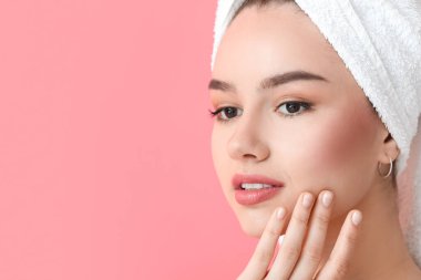 Renkli arka planda güzel genç bir kadın