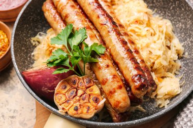 Lezzetli lahana turşulu tava ve ızgara sosis, yakın plan.