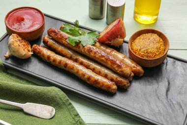 Lezzetli ızgara sosis ve ahşap arka planda sosis, yakın plan.