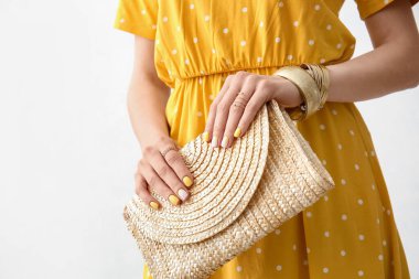 Beyaz arka planda manikür torbası taşıyan güzel bir kadın.