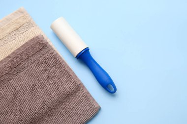 Renk arkaplanı üzerindeki iplik silindirleri ve havlular, yakın plan