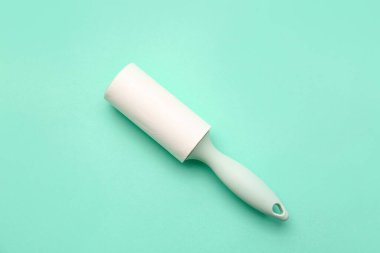 Renk arkaplanındaki tiftik silindiri