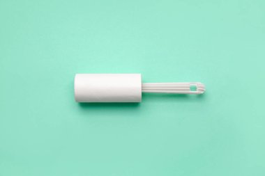 Renk arkaplanındaki tiftik silindiri