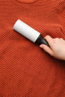 Tiftik silindirli bir kadın, yakın plan.