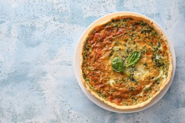 Renkli arkaplanda ıspanaklı tart