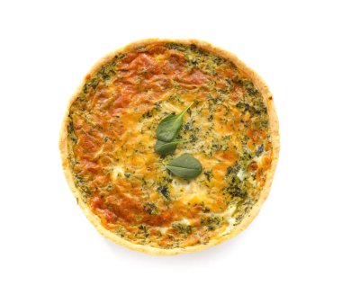 Beyaz arka planda lezzetli ıspanaklı tart