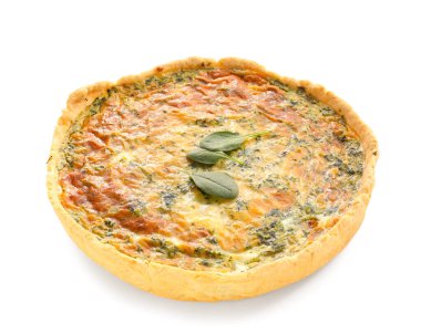 Beyaz arka planda lezzetli ıspanaklı tart