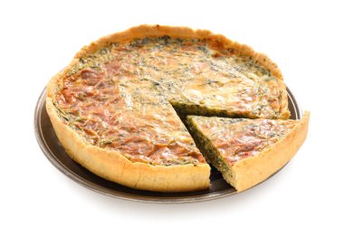 Beyaz arka planda lezzetli ıspanaklı tart.