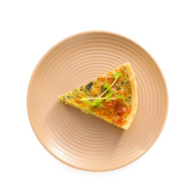 Beyaz arka planda bir parça lezzetli ıspanaklı tart.