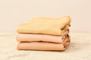 Renkli arka planda bebek kıyafetleri yığını
