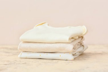 Renkli arka planda bebek kıyafetleri yığını