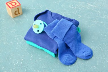 Renkli arka planda bebek kıyafetleri ve aksesuarları.