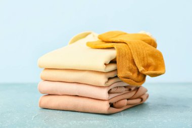 Renkli arka planda bebek kıyafetleri yığını