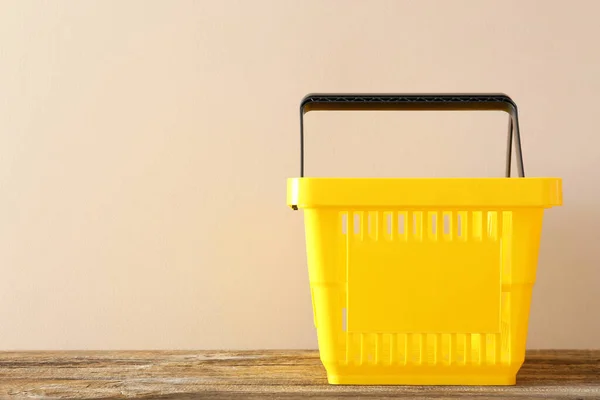 Shopping Basket Table Light Background — Stock Photo, Image