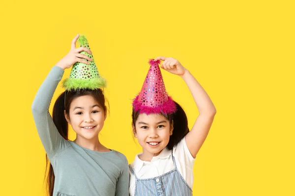 Schattig Aziatische Zusters Partij Hoeden Kleur Achtergrond — Stockfoto