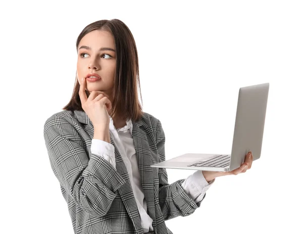 Nachdenkliche Junge Geschäftsfrau Mit Laptop Auf Weißem Hintergrund — Stockfoto