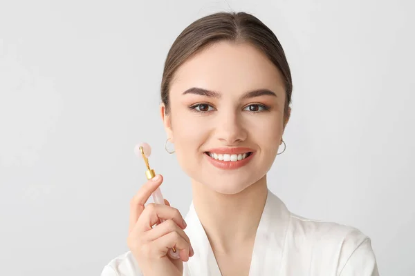 Mooie Jonge Vrouw Met Gezichtsmassage Tool Lichte Achtergrond — Stockfoto