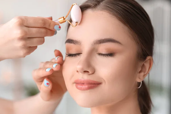 Mujer Joven Recibiendo Masaje Facial Salón Belleza — Foto de Stock