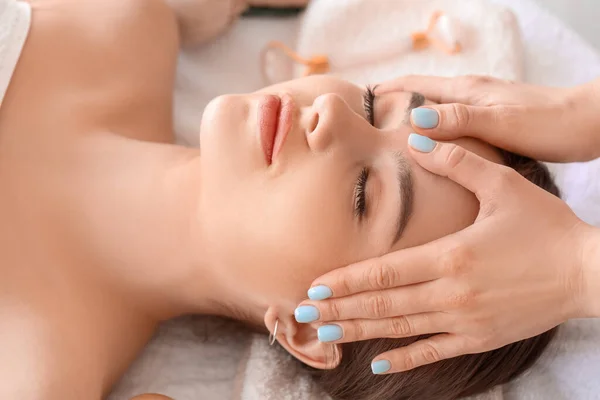 Giovane Donna Che Riceve Massaggio Facciale Nel Salone Bellezza — Foto Stock