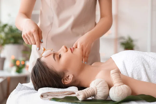 Jeune Femme Recevant Massage Visage Dans Salon Beauté — Photo