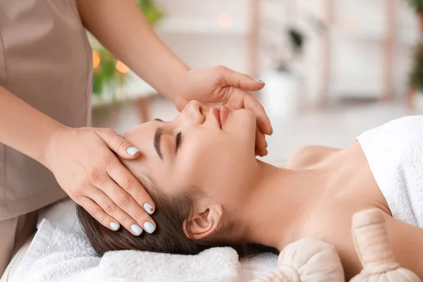 Mujer Joven Recibiendo Masaje Facial Salón Belleza —  Fotos de Stock