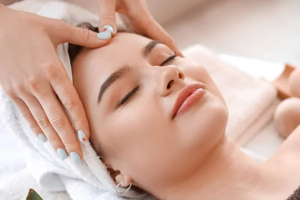 Mujer Joven Recibiendo Masaje Facial Salón Belleza — Foto de Stock