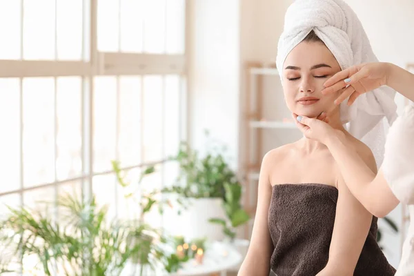 Jeune Femme Recevant Massage Visage Dans Salon Beauté — Photo