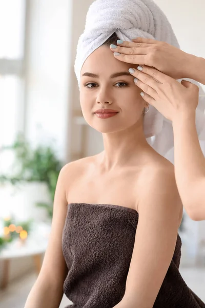 Young Woman Receiving Face Massage Beauty Salon — Stock Photo, Image