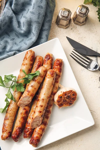 Teller Mit Leckeren Grillwürsten Auf Hellem Hintergrund Nahaufnahme — Stockfoto