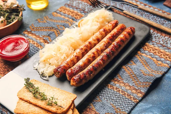 Brädan Med Välsmakande Grillad Korv Surkål Knäckebröd Och Sås Färg — Stockfoto