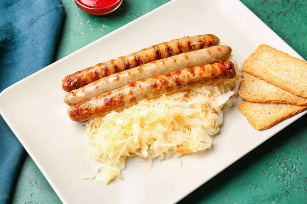 Lezzetli Lahana Turşulu Tabak Izgara Sosis Arka Planda Cips Yakın — Stok fotoğraf