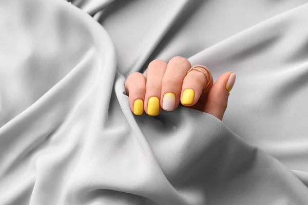 Vrouwelijke Hand Met Mooie Manicure Stof Close — Stockfoto
