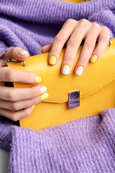 Kobiece Ręce Pięknym Manicure Torba Tle Tkaniny Kolor Zbliżenie — Zdjęcie stockowe