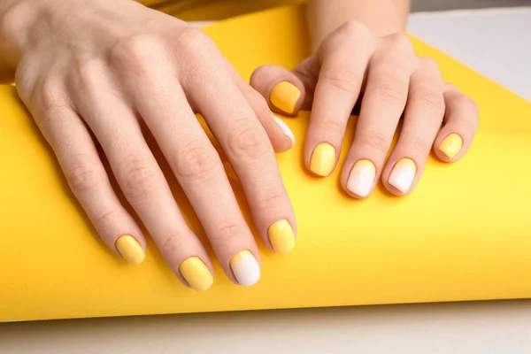 Kobiece Ręce Pięknym Manicure Tle Koloru Zbliżenie — Zdjęcie stockowe