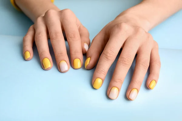 Manos Femeninas Con Hermosa Manicura Sobre Fondo Color Primer Plano — Foto de Stock