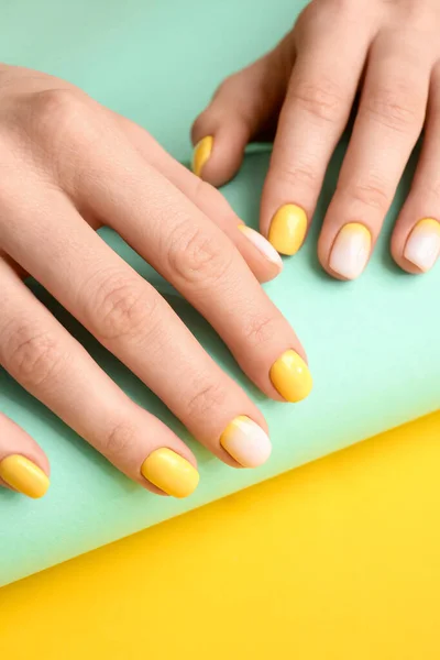 Kobiece Ręce Pięknym Manicure Tle Koloru Zbliżenie — Zdjęcie stockowe